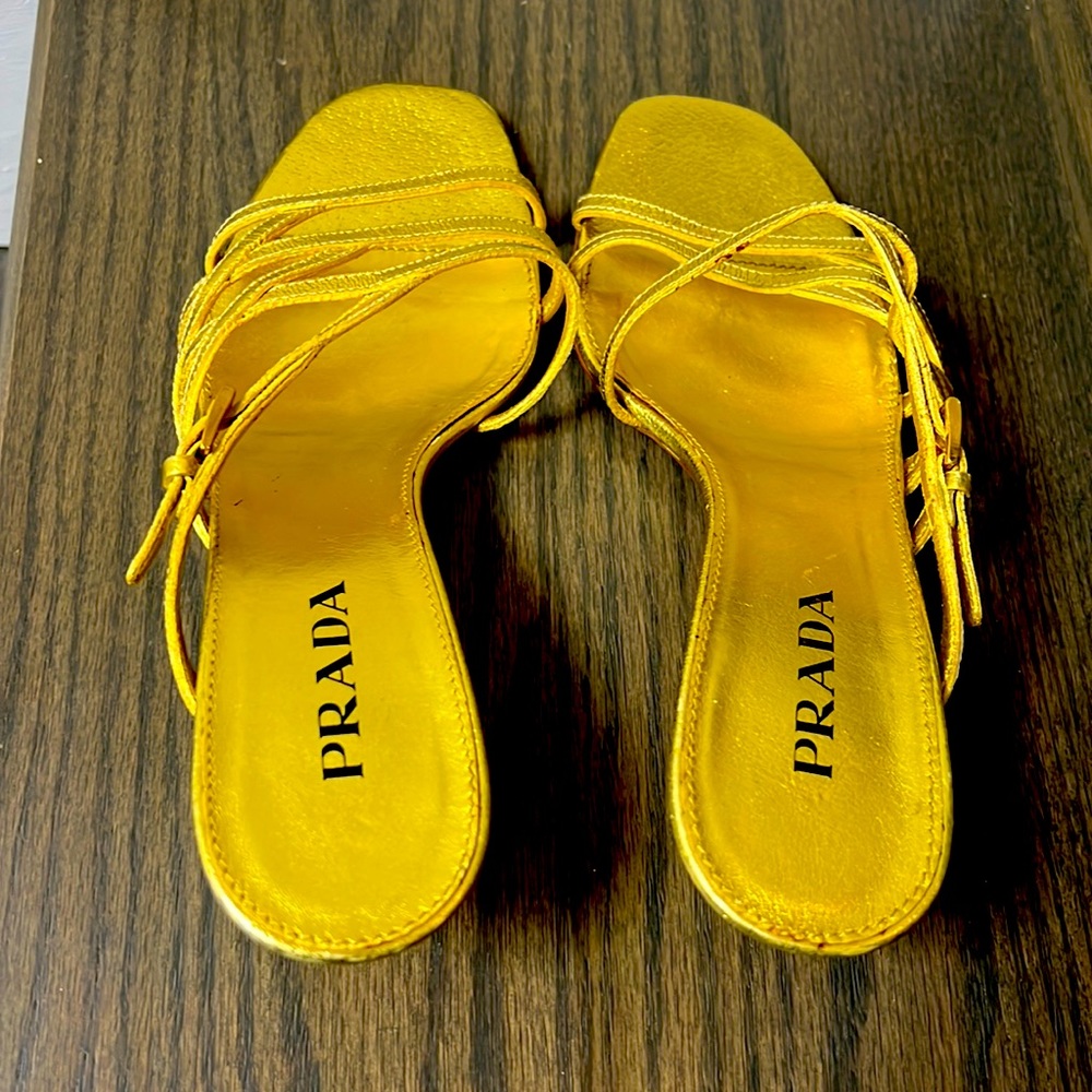 Women Prada shoe, size 6
